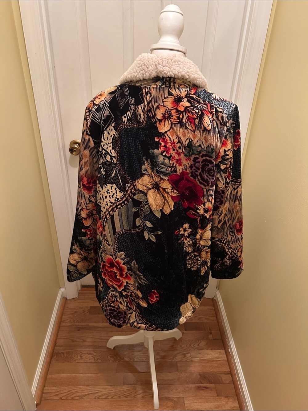Women’s Cozy Floral Sherpa-Lined jacket - soft surroundings large Black Floral - Picture 4 of 4